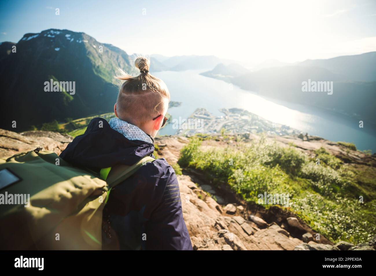 Back view caucasian female hiker hi-res stock photography and images ...
