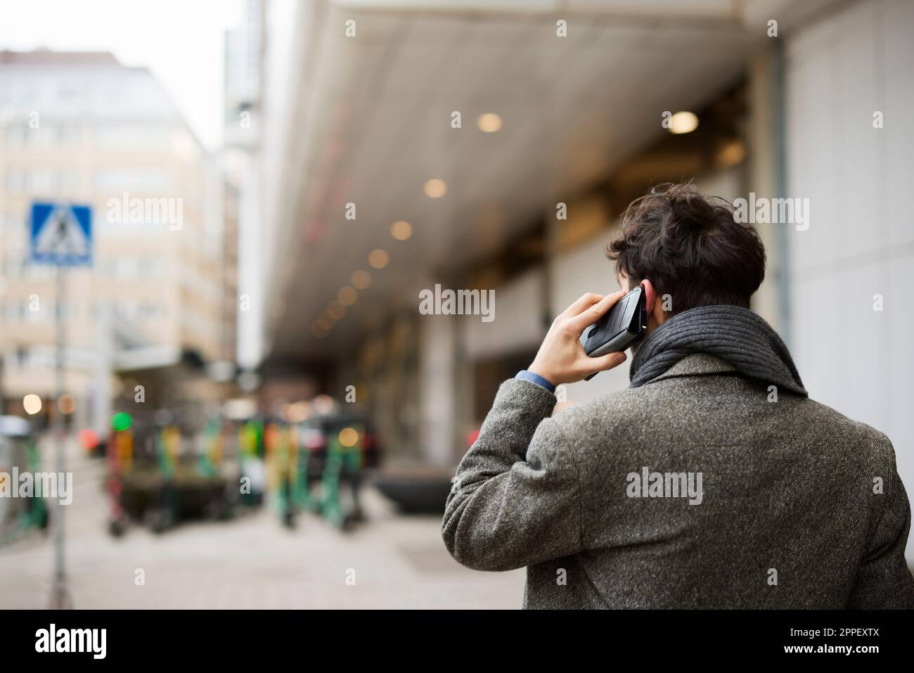 Man social media rear hi-res stock photography and images - Alamy