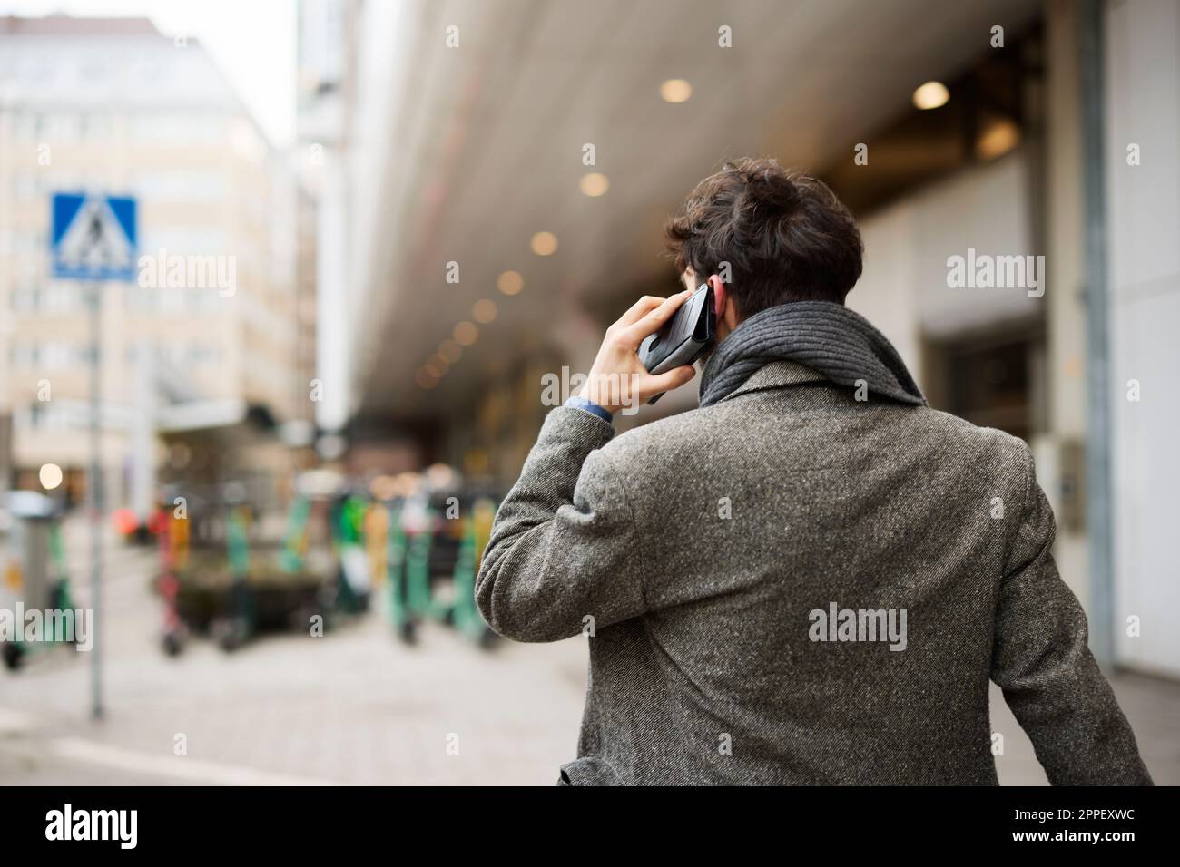 Man social media rear hi-res stock photography and images - Alamy