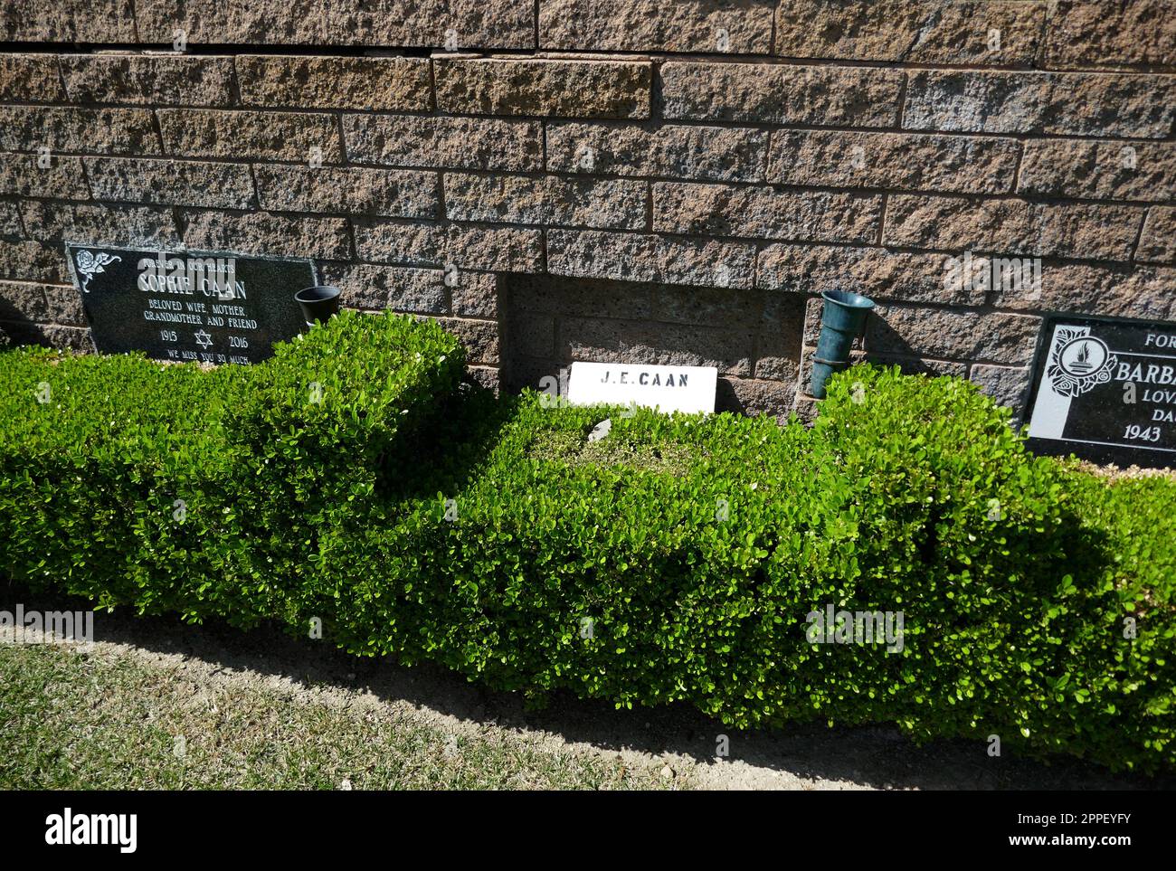 Mission Hills, California, USA 23rd April 2023 Actor James Caan Grave in Mount Jerusalum section