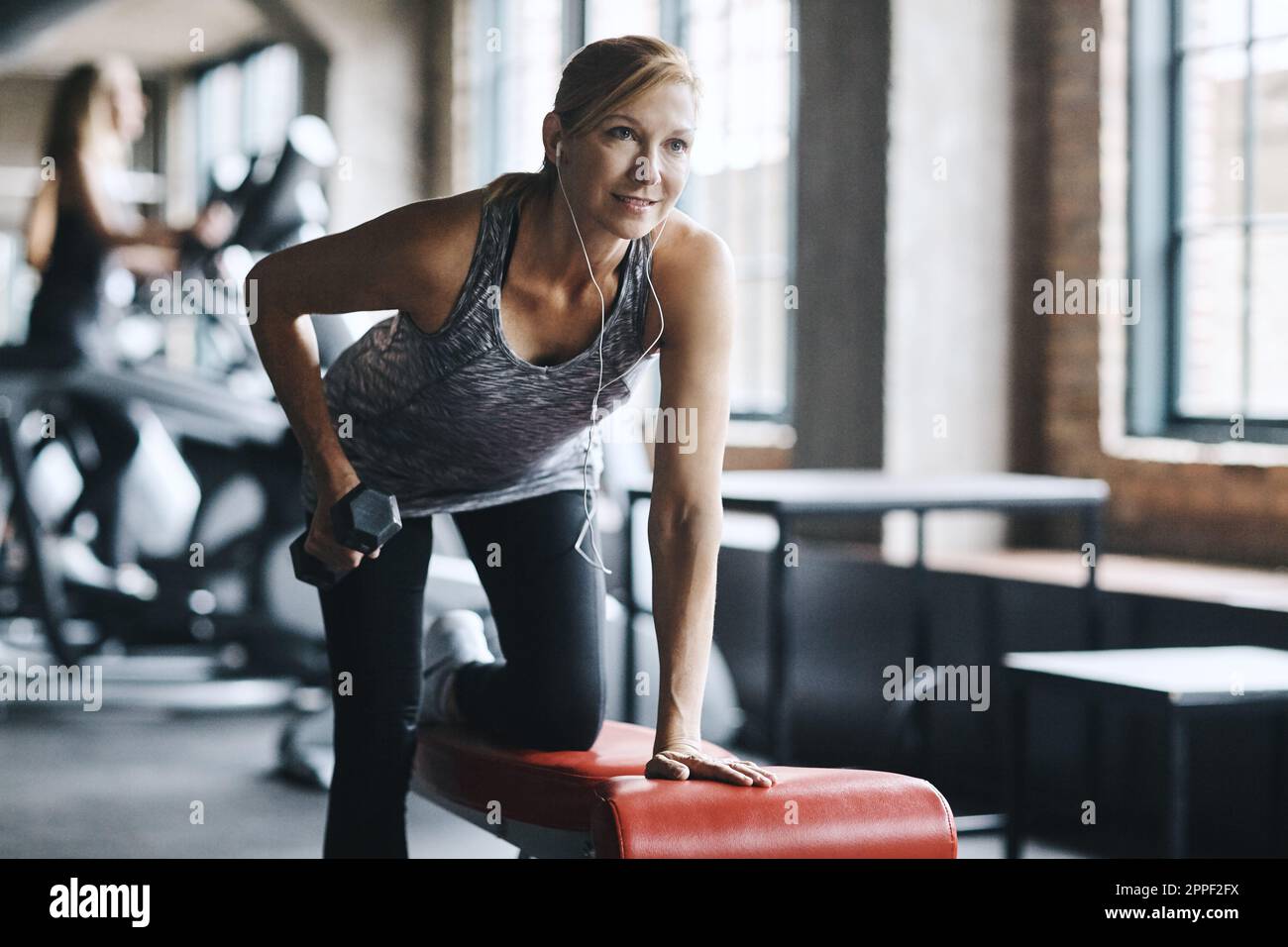 Hustle for that muscle at any age. a mature woman lifting weights at the gym. Stock Photo