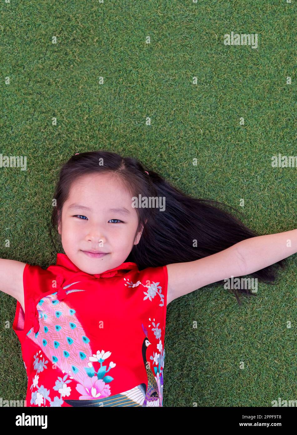 Asian girl in chinese cheongsam dress Stock Photo - Alamy