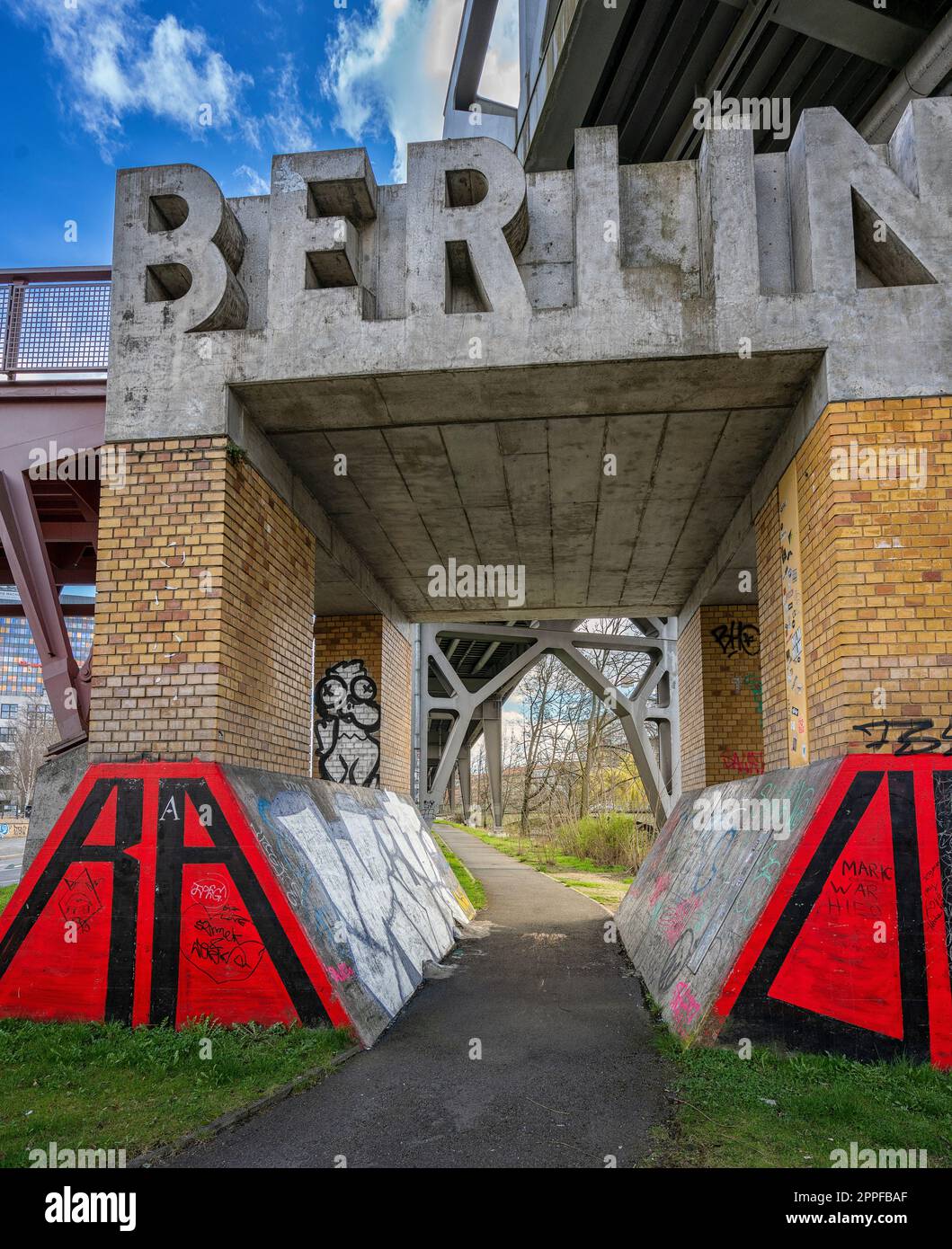 U bahnbrucke hi-res stock photography and images - Alamy
