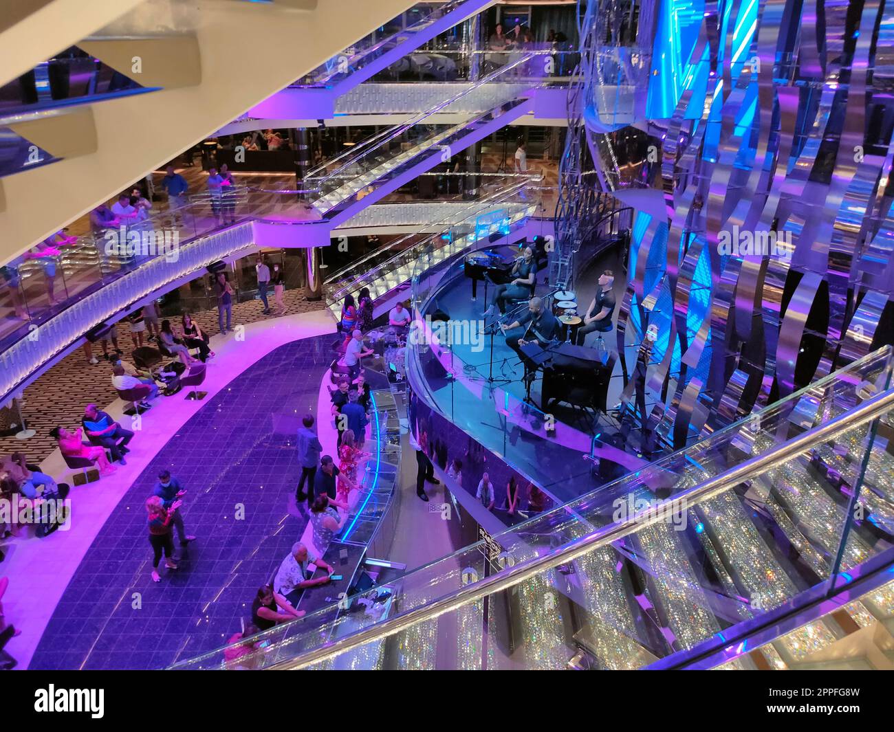 Msc splendida bar hi-res stock photography and images - Alamy