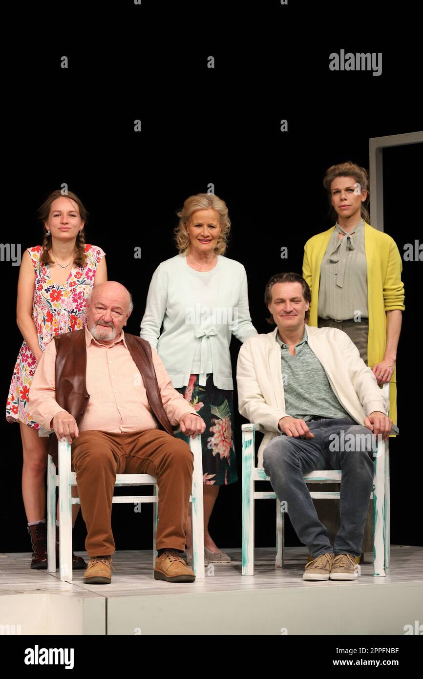 h.v.l. Hannah Rebekka Ehlers,Claudia Rieschel,Tina Seydel,f.v.l. Walter Gontermann,Ralf Stech,'Helga hilft',Winterhuder FÃ¤hrhaus,Hudtwalker STraÃŸe,Hamburg,29.06.2022 Stock Photo