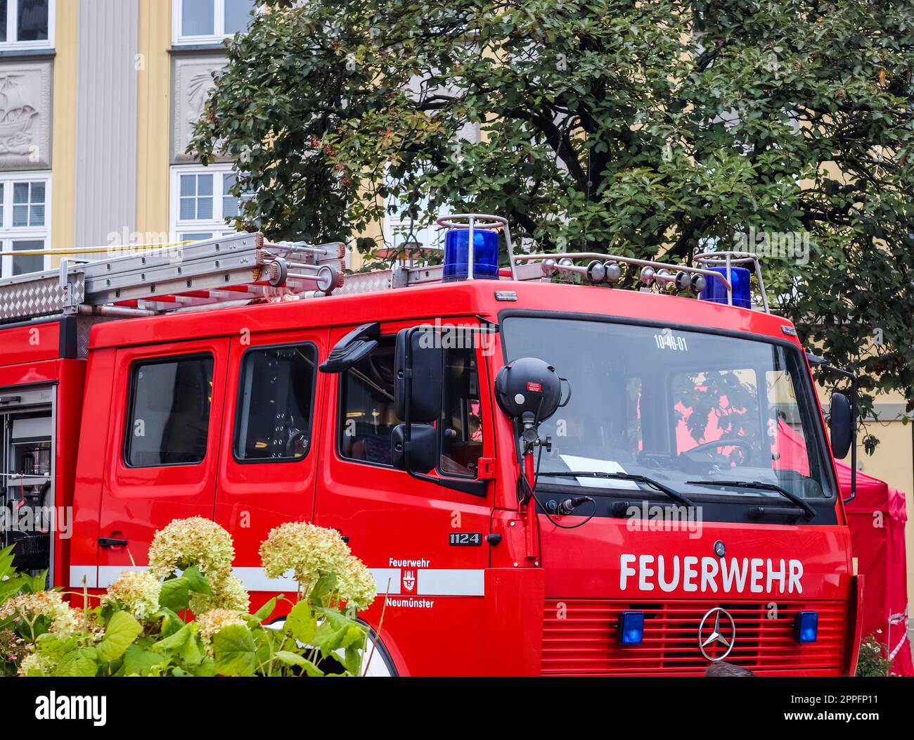 Neumuenster, Germany - 24.September 2022: Vehicles of the Neumuenster fire brigade with blue lights in front of the shopping centre. Stock Photo