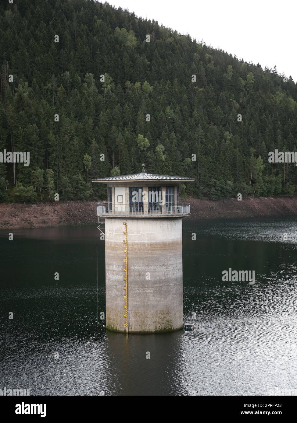 Wassereinlaufturm im Stausee vor Ohra Talsperre in Luisenthal im ThÃ¼ringer Wald Stock Photo