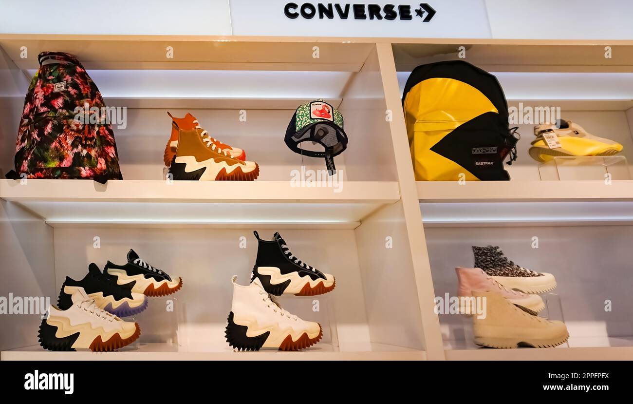 afstemning Sport vokal Converse shop display hi-res stock photography and images - Alamy