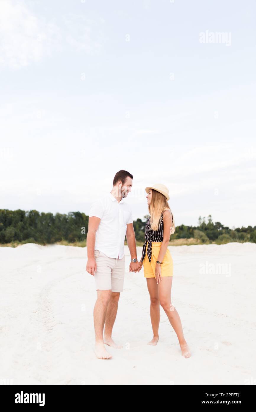 Man woman holding hands beach hi-res stock photography and images - Alamy
