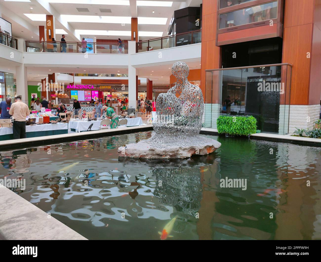 Aventura, Florida, USA - September 20, 2019: Apple store in Aventura Mall  on first day of officially started selling the iPhone 11, iPhone 11 Pro and  Stock Photo - Alamy