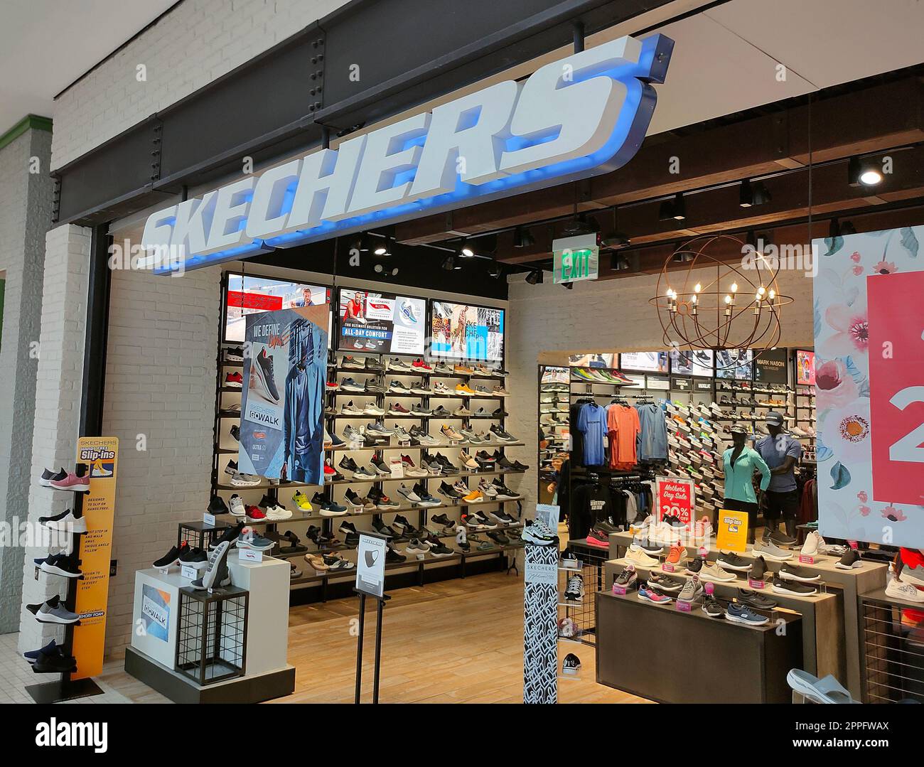 Miami Florida,Aventura Mall,atrium shopping shoppers shops,stores  businesses multi-level indoor inside interior stores kiosks Stock Photo -  Alamy