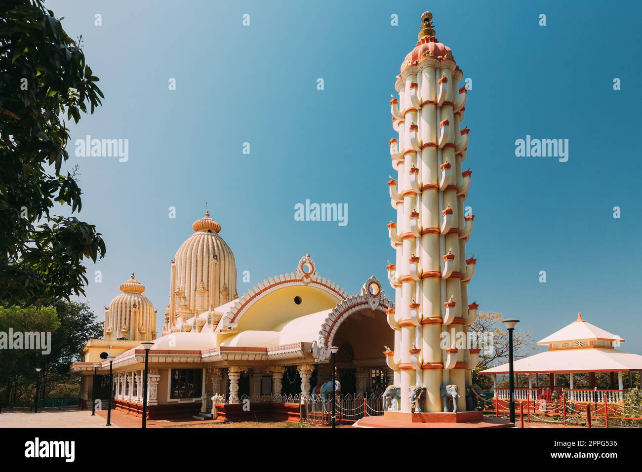 Mapusa, Goa, India. Lamp Tower And Temple Of The Shree Ganesh Mandir, Ganeshpuri. Famous Landmark And Popular Destination Stock Photo