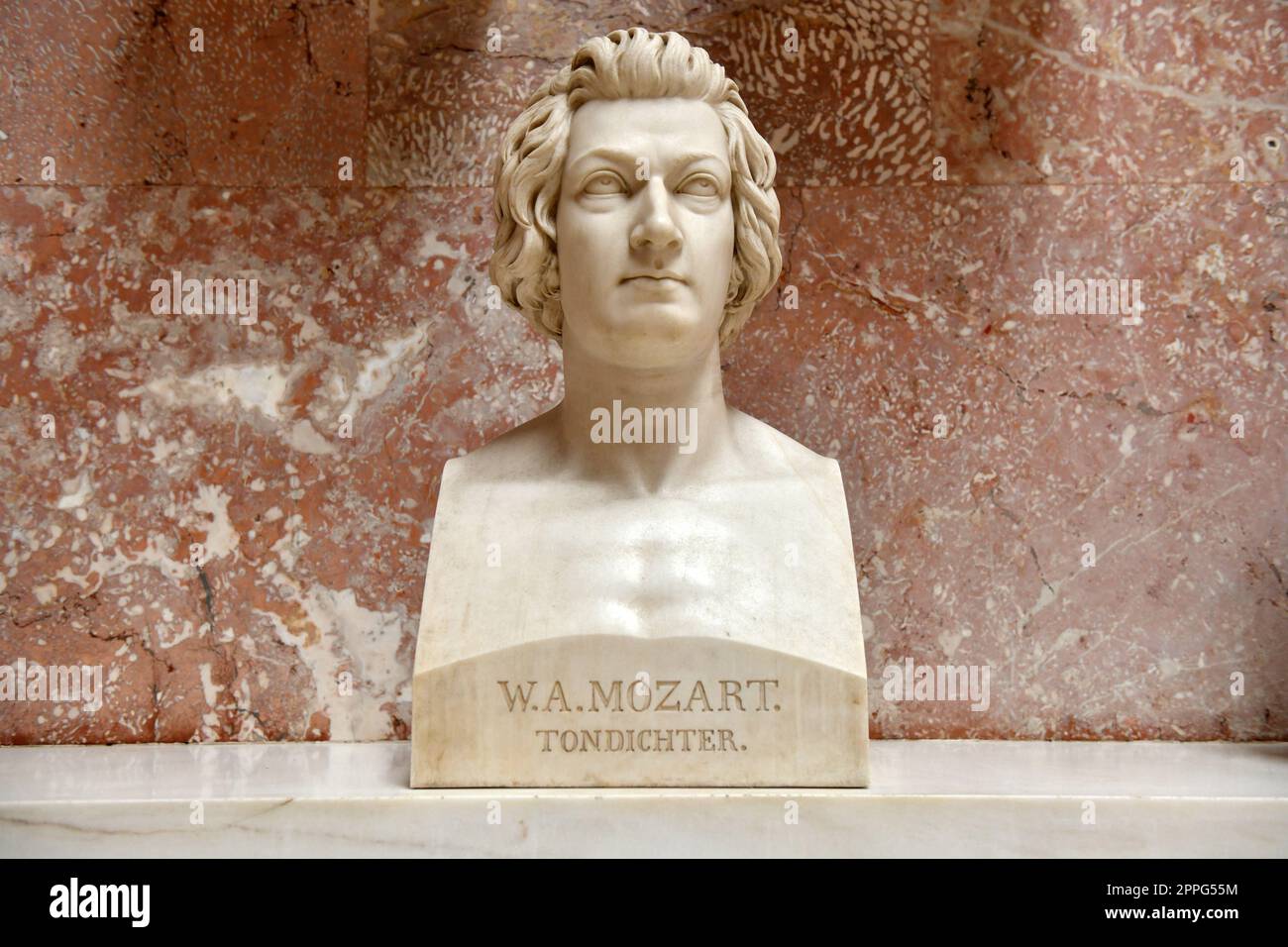 GedenkstÃ¤tte Walhalla in Bayern mit MarmorbÃ¼sten bedeutender deutscher PersÃ¶nlichkeiten - Walhalla memorial in Bavaria with marble busts of important German personalities Stock Photo