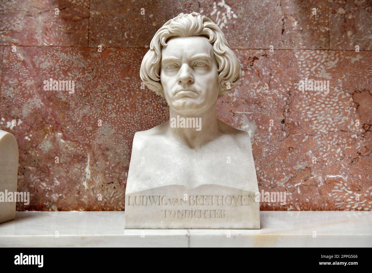 GedenkstÃ¤tte Walhalla in Bayern mit MarmorbÃ¼sten bedeutender deutscher PersÃ¶nlichkeiten - Walhalla memorial in Bavaria with marble busts of important German personalities Stock Photo
