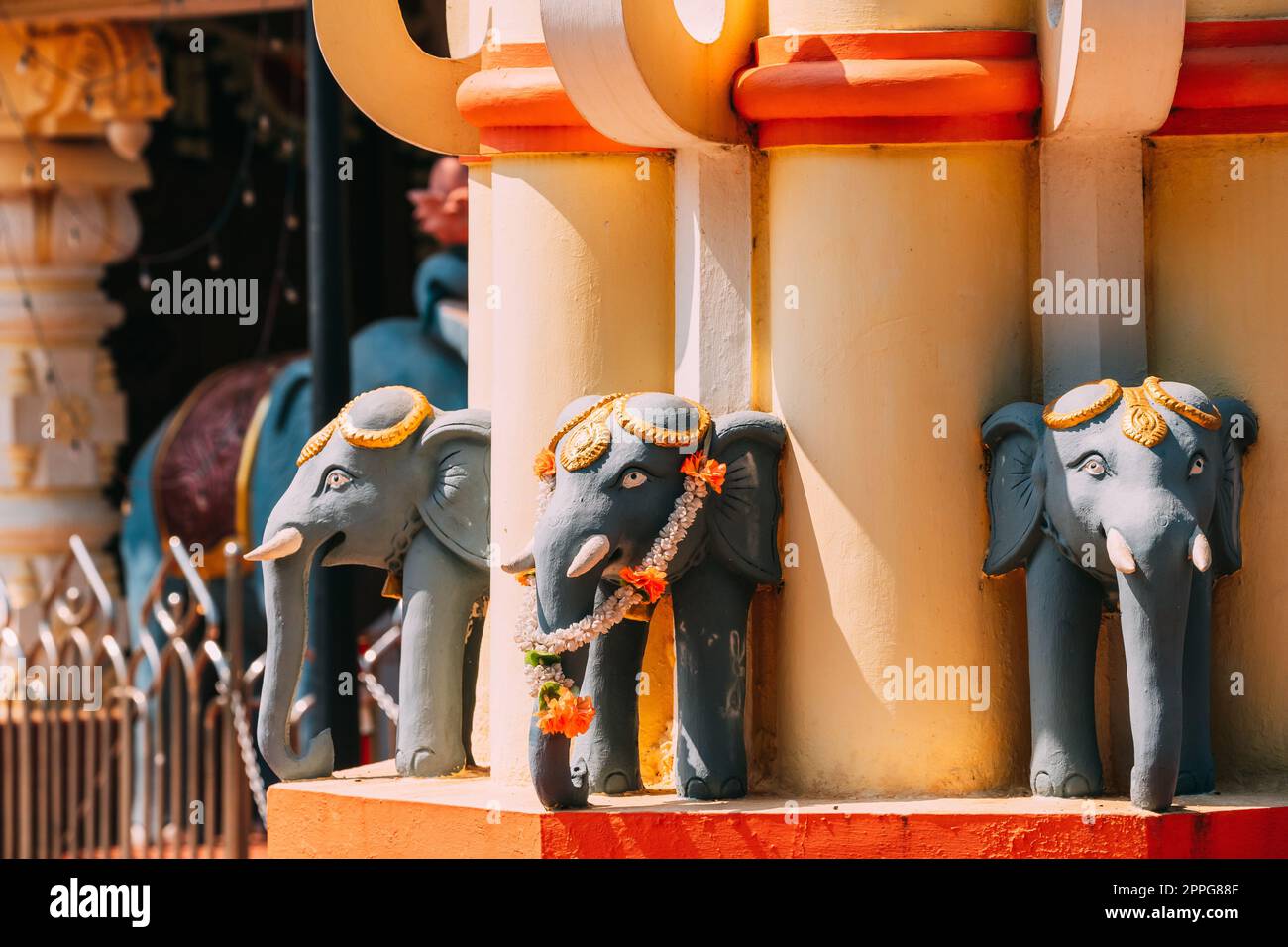 Mapusa, Goa, India. Elephant Statue Near The Shree Ganesh Mandir, Ganeshpuri Temple. Famous Landmark And Popular Destination Stock Photo