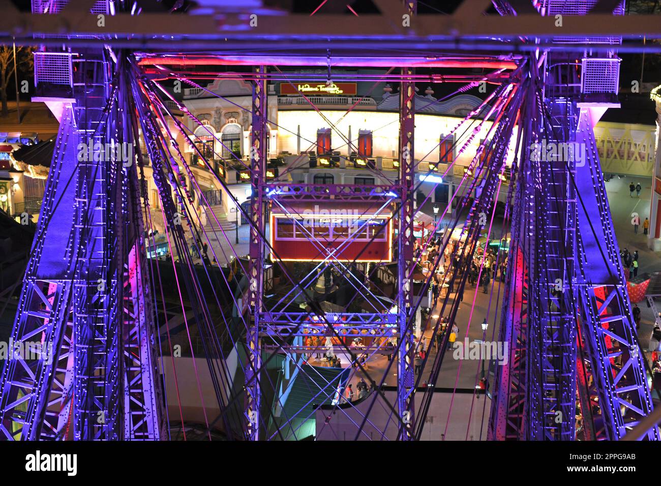 Riesenrad am Abend im groÃŸen VergnÃ¼gungspark 'Prater' in Wien, Ã–sterreich, Europa - Ferris wheel in the evening in the large amusement park 'Prater' in Vienna, Austria, Europe. Stock Photo