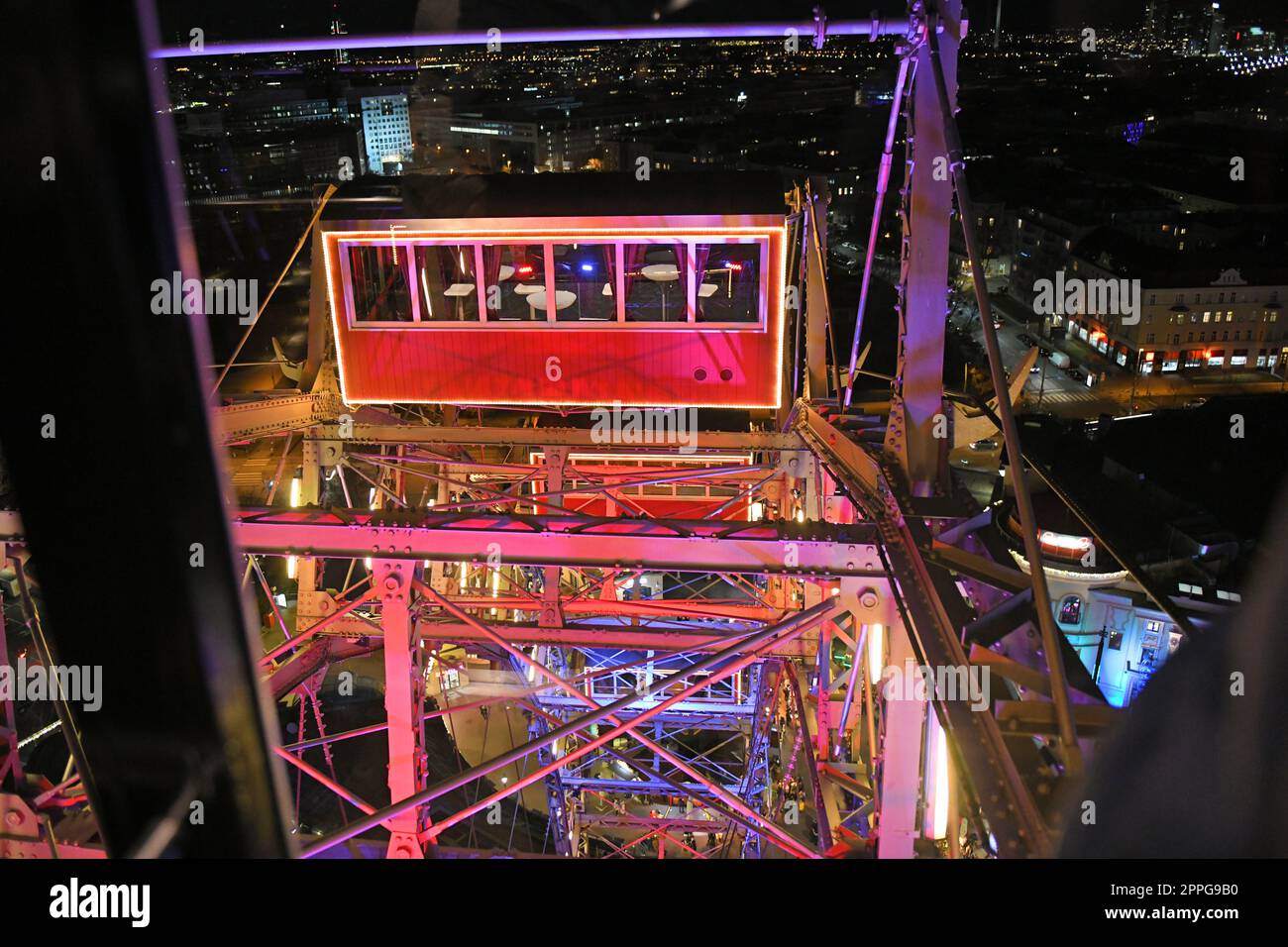 Riesenrad am Abend im groÃŸen VergnÃ¼gungspark 'Prater' in Wien, Ã–sterreich, Europa - Ferris wheel in the evening in the large amusement park 'Prater' in Vienna, Austria, Europe. Stock Photo
