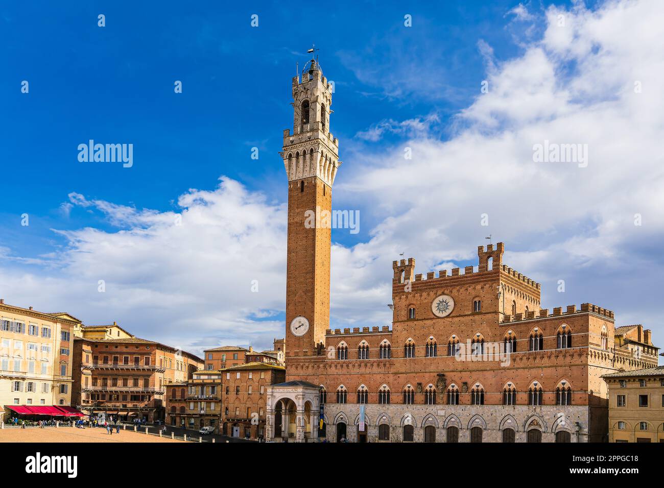 view-the-town-hall-palazzo-pubblico-in-siena-italy-stock-photo-alamy