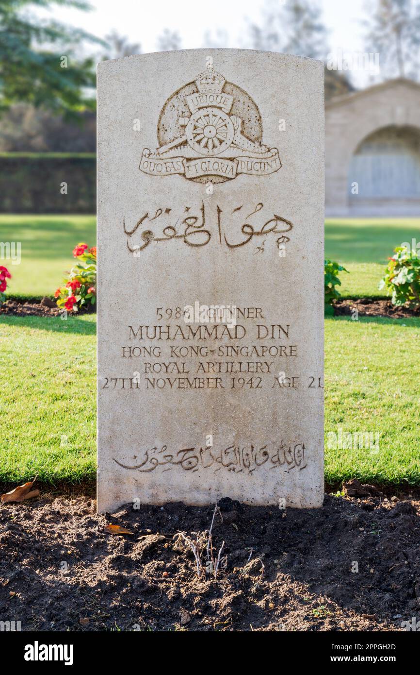 Tombstone of Muslim Singaporean soldierat Heliopolis Commonwealth War Cemetery, Cairo, Egypt Stock Photo