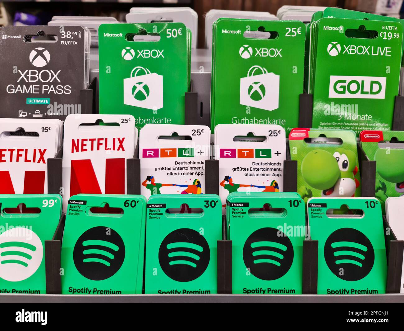 Viersen, Germany - June 9. 2021: Closeup of Apple app store iTunes and  Google Play voucher gift Cards in a row in shelf of german shop (Focus on  cente Stock Photo - Alamy