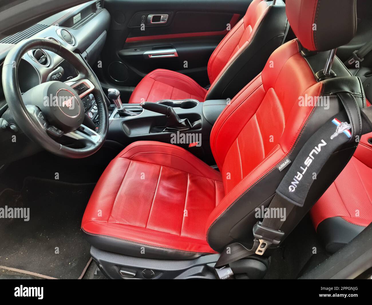 Car front seats fotografías e imágenes de alta resolución - Alamy