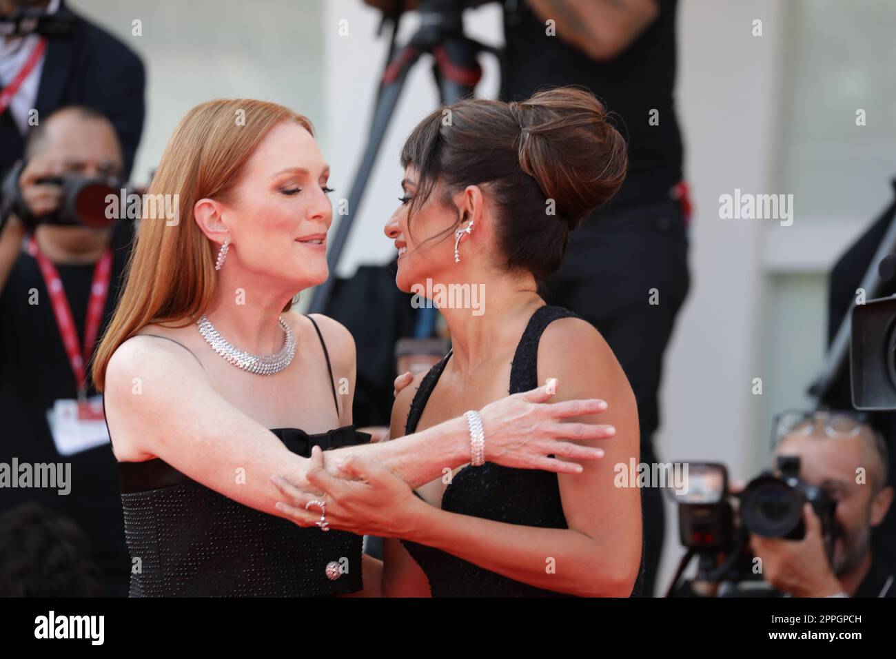 PenÃ©lope Cruz  with the Film En Los Margenes (On The Fringe) at the Venice Film Festival on the Red Carpet welcomes Julianne Moore (left) the president of the International Jury for the Venezia 79 Competition SEPTEMBER 6nd 2022 World premiere Stock Photo