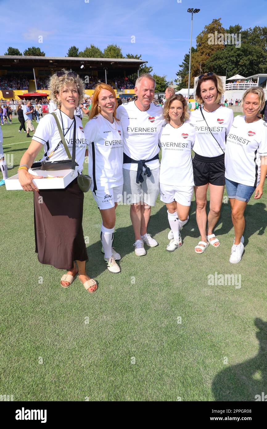 Anna Schaefer, Esther Roling, Johannes B. Kerner, Anjorka Strechel, Julia Stinshoff, Nova Meierhenrich, Kicken mit Herz der Charity Kick zu Gunsten des Herzzentrums des UKE im Stadium des SC Victoria, Hamburg, 04.09.2022 Stock Photo