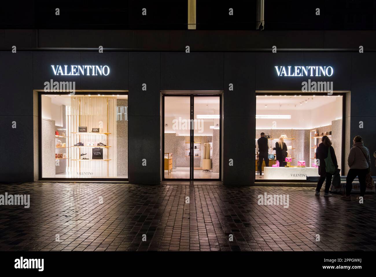 Fjerde at donere At Copenhagen, Denmark. October 2022. External view of the Valentino brand  store by night in the city center Stock Photo - Alamy
