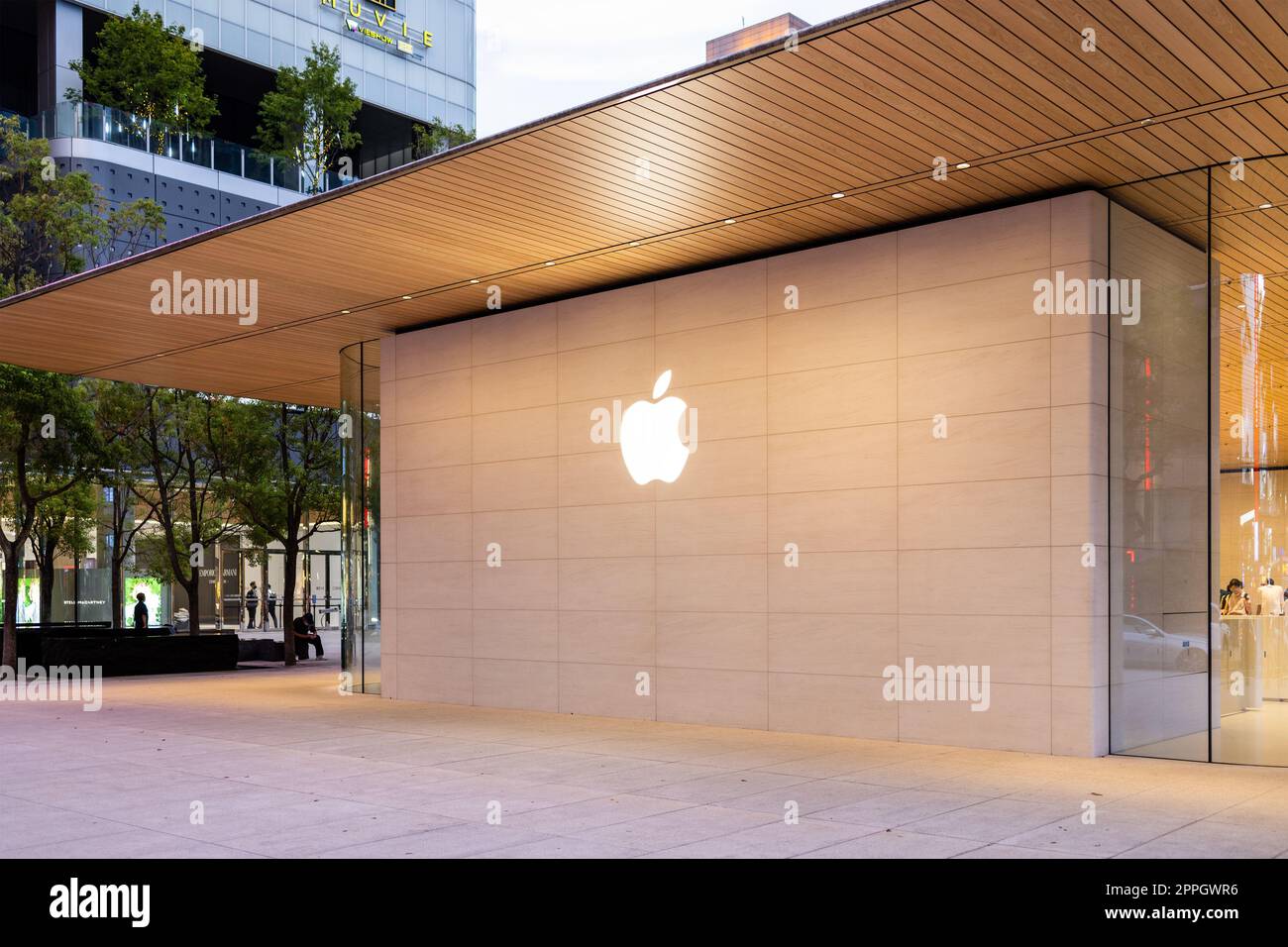 Apple store likely to go without rooftop logo