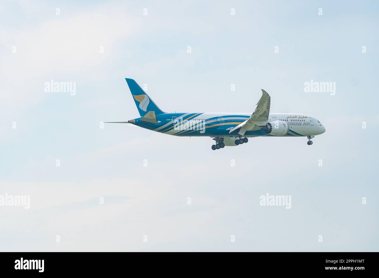 SAMUT PRAKAN, THAILAND-OCTOBER 14, 2022 : Oman Air commercial plane flying in the sky. Passenger plane going to take off or landing. National airline of the Sultanate of Oman. International flight. Stock Photo
