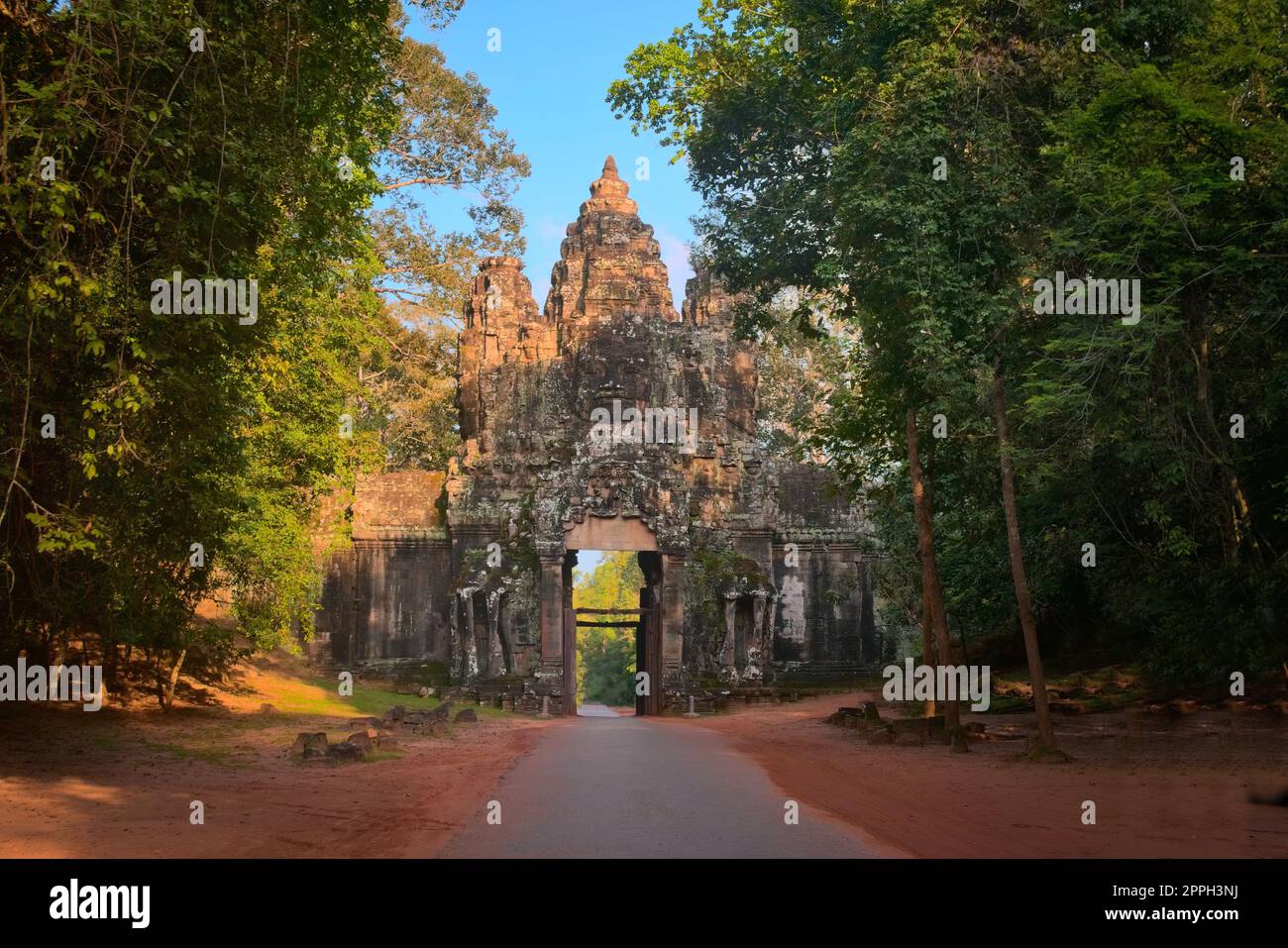 Ancient Cambodian face tower over the northern entrance gate of Angkor Thom city, surrounding Angkor Wat temple complex, in Siem Reap, Cambodia. Stock Photo