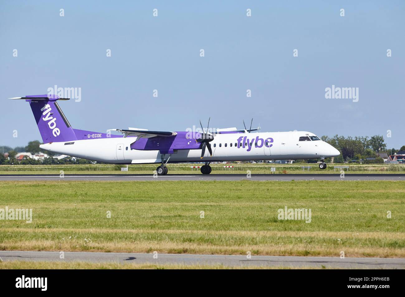 Amsterdam Airport Schiphol - De Havilland Canada Dash 8-400 of flybe lands Stock Photo