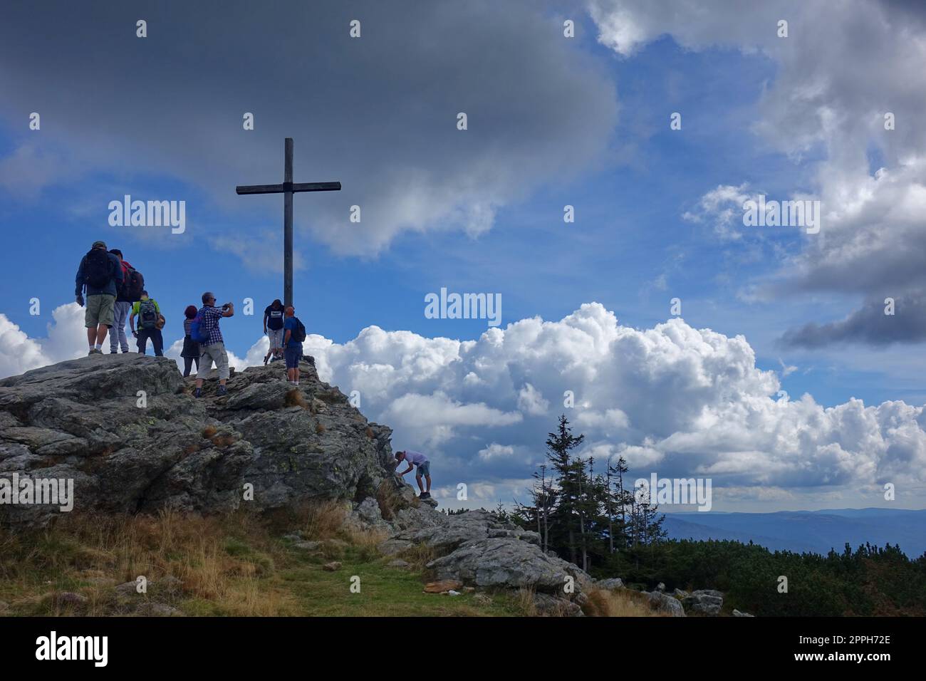 Europa, Germany, Bavaria, Lower Bavaria, Bavarian forest, Landkreis Regen, groÃŸer Arber, summit cross, nature reserve, hiking group, cumulus cloud Stock Photo