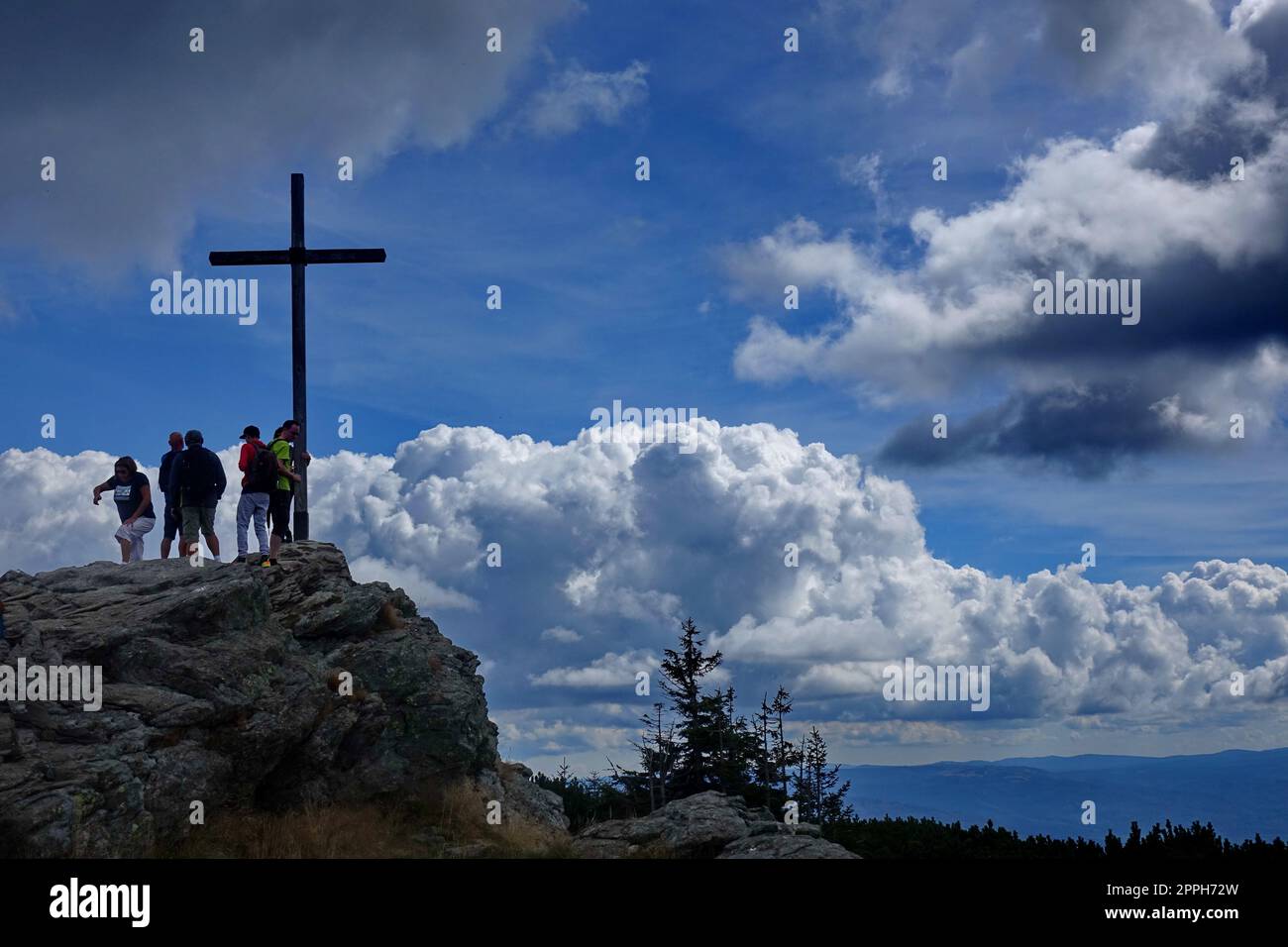 Europa, Germany, Bavaria, Lower Bavaria, Bavarian forest, Landkreis Regen, groÃŸer Arber, summit cross, nature reserve, hiking group, cumulus clouds Stock Photo