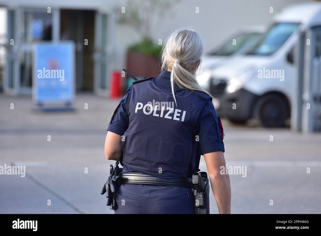 Policewoman from behind Stock Photo - Alamy