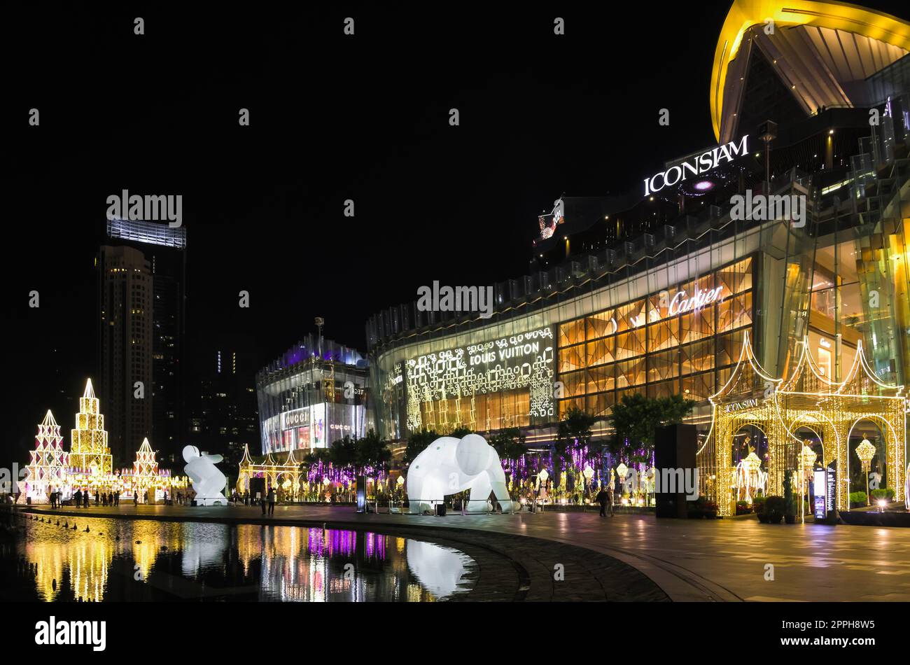 The Oakley Store in the ICON SIAM Shopping Mall. Editorial Stock Photo -  Image of accessories, commercial: 144751573