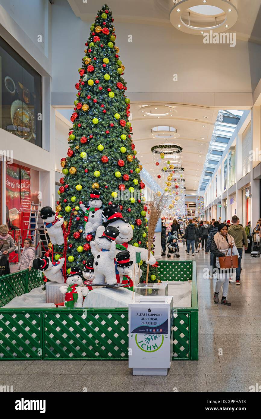 Christmas tree, snowman and decorations in Ilac Shopping Centre ...
