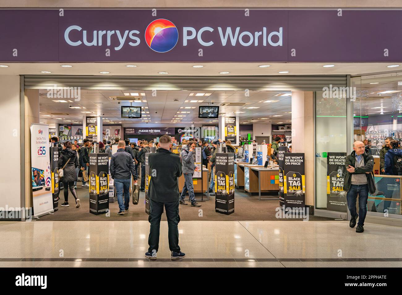 Computers for Sale in a Computer Store Editorial Image - Image of computer,  computers: 135429635