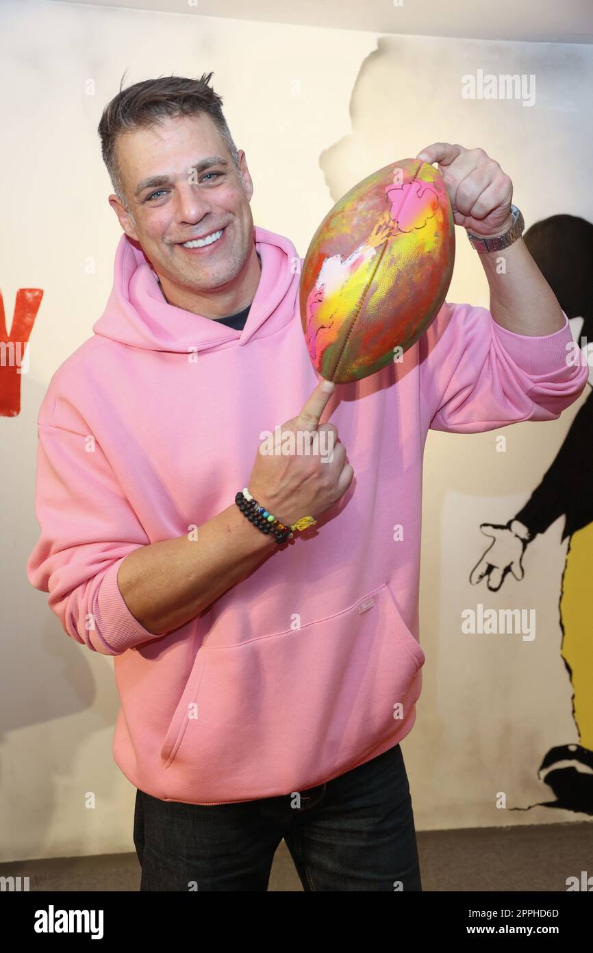 Carsten Spengemann,Charity Event in the Banksy exhibition in the former Galeria Kaufhof building where celebrities paint things with Banksy motifs so that they can be auctioned,Hamburg,24.10.2022 Stock Photo