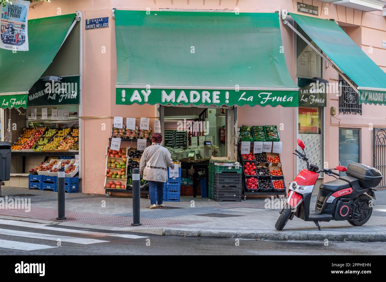 MADRID, SPAIN - OCTOBER 5, 2021: Fruit store of the 'Ay Madre La Fruta' chain in Madrid, Spain Stock Photo
