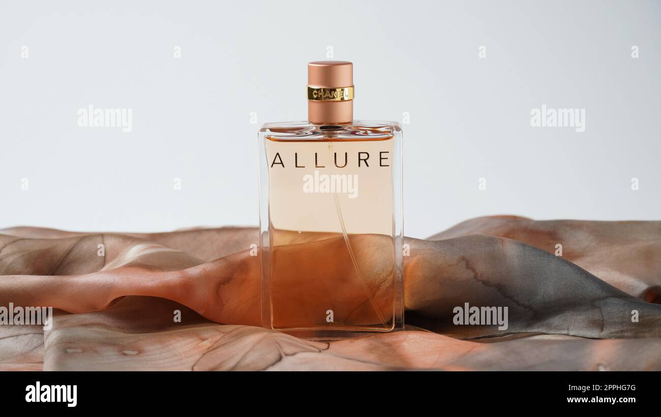 Chanel bottle perfume hi-res stock photography and images - Alamy