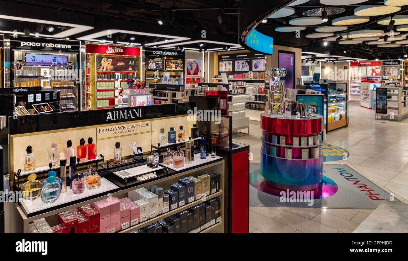 Cosmetics shop hi res stock photography and images Page 2 Alamy