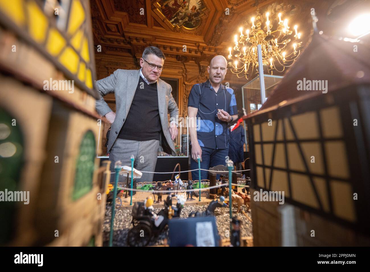Hanau, Germany. 24th Apr, 2023. Boris Rhein (CDU, l), Minister ...