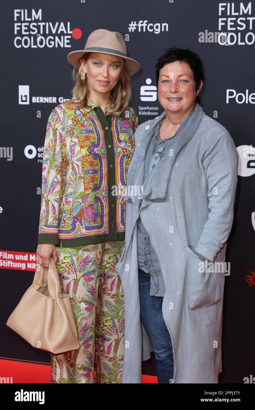 caro-cult-dr-martina-richter-premiere-wir-sind-dann-wohl-die