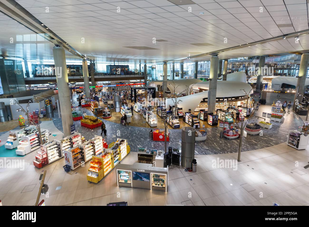 Duty free airport norway hi res stock photography and images Alamy