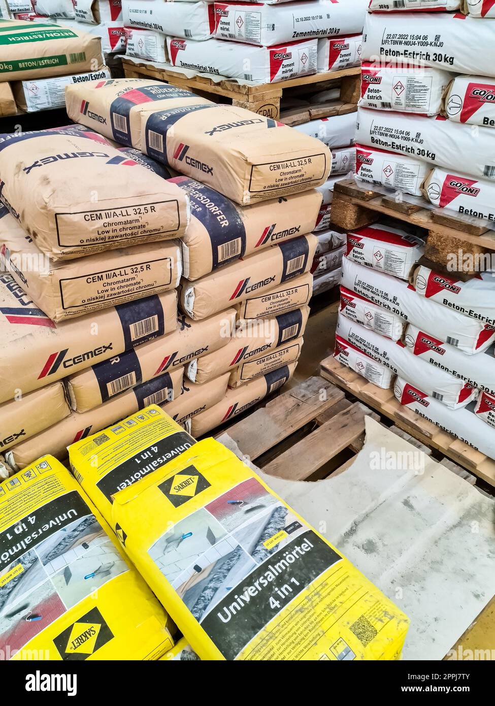 Cement store hi-res stock photography and images - Alamy