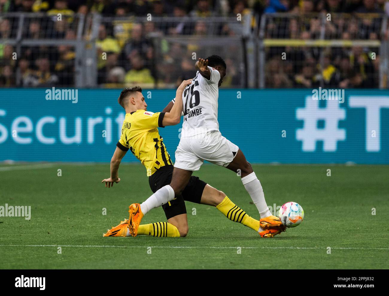 Dortmund, SignaI Iduna Park, 22.04.23: Nico Schlotterbeck (L) (Dortmund) gegen Eric Junior Dina Ebimbe (Frankfurt) beim Spiel der 1.Bundesliga Borussi Stock Photo