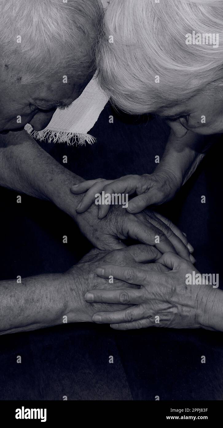 Old people holding hands. Closeup Stock Photo - Alamy
