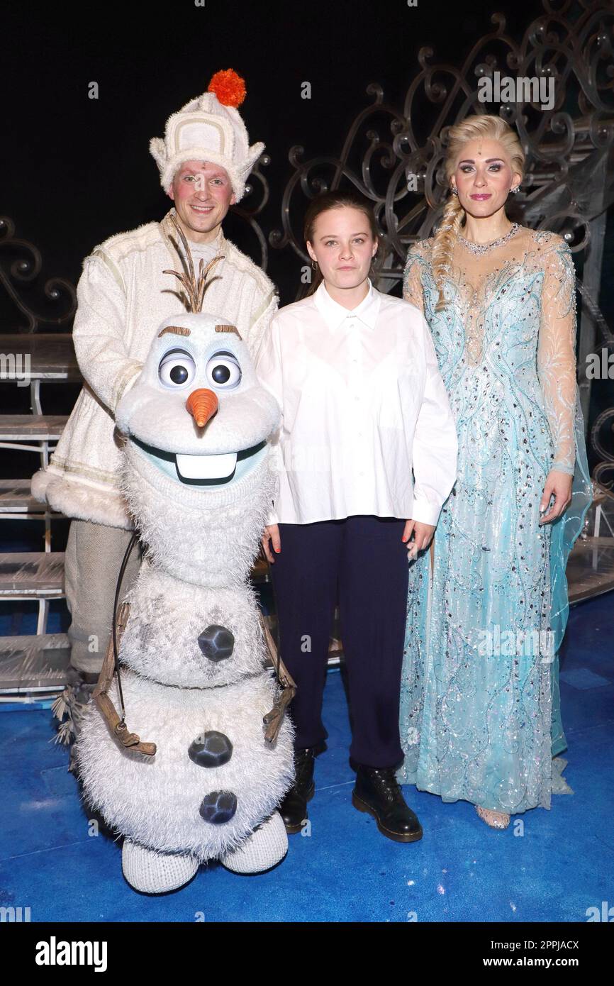 Tatort Eispalast - Jasna Fritzi Bauer meets the Ice Queen,Jasna Fritzi Bauer visits the Ice Queen at the Theater im Hamburger Hafen,08.01.2023,Hamburg  Quote after the show: 'I'm a big musical and ice queen fan,the show was really Stock Photo