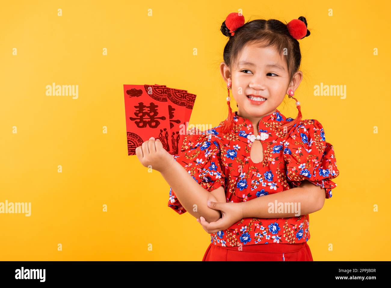 Red envelope for Chinese yuan to give as a gift to children during the  Chinese New Year 14560181 PNG